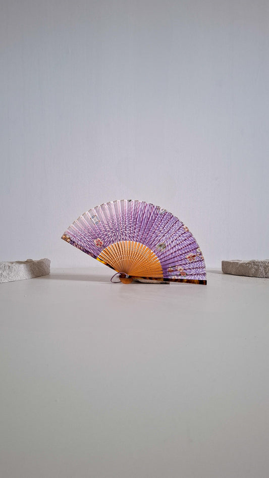 Ventaglio decorato con fiori di sakura