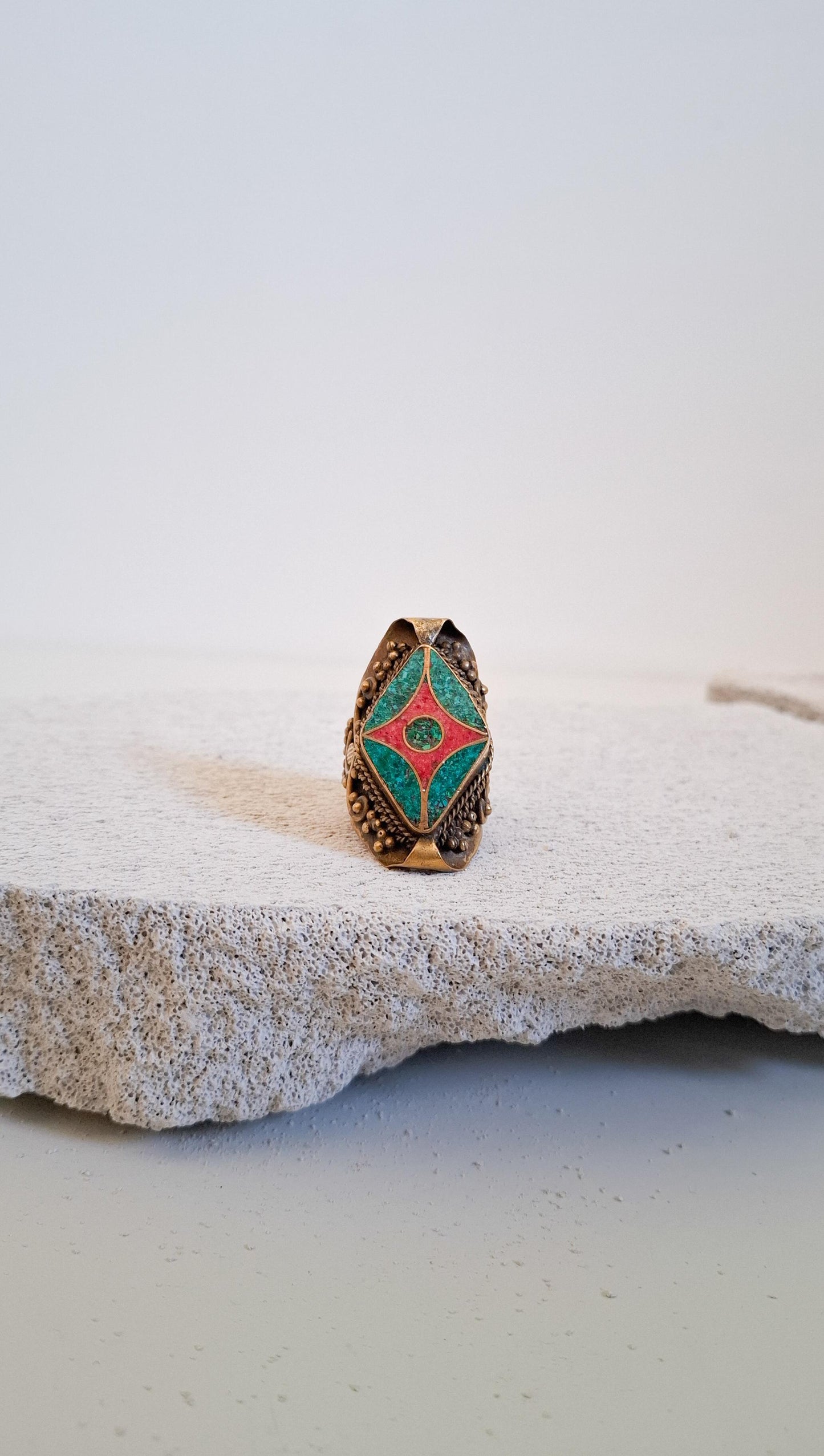 Anello Tibetano in ottone e pietre