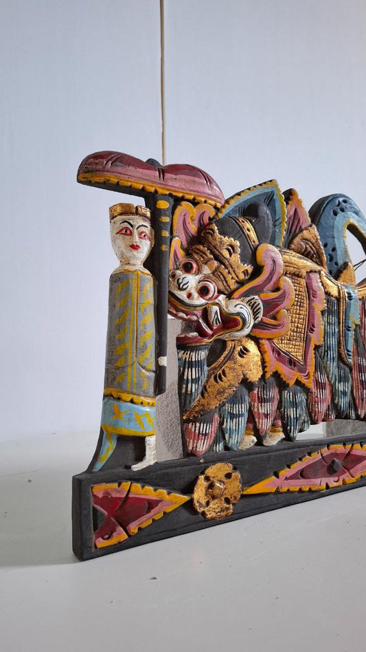 Bassorilievo Indonesiano intagliato in legno